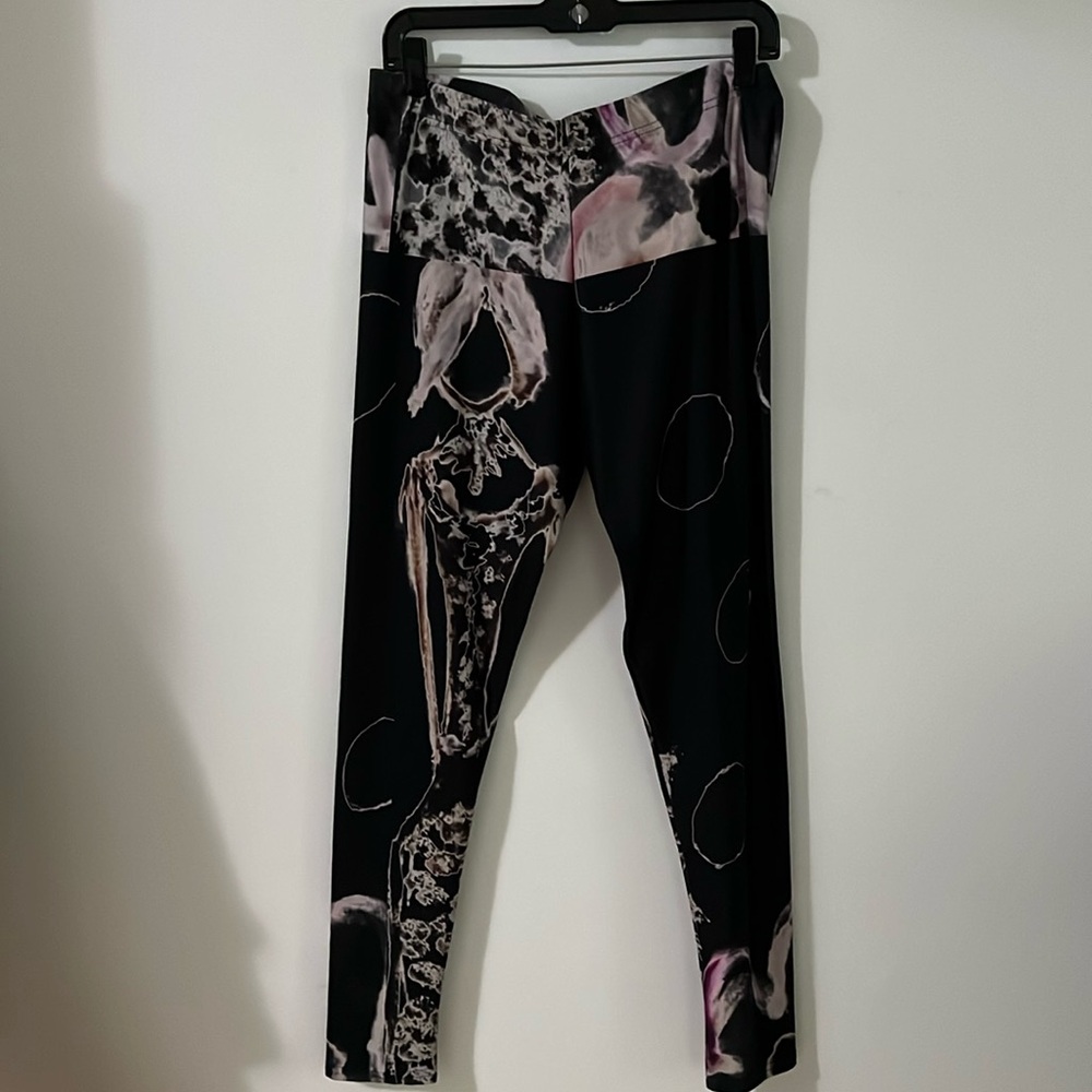 NWOT Fashioning Art. Woman’s Leggings.